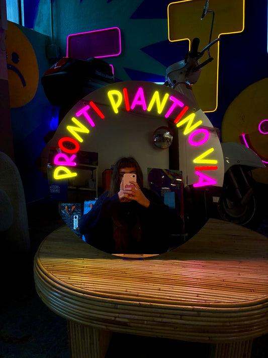 Specchio luminoso "PRONTI PIANTINO VIA"