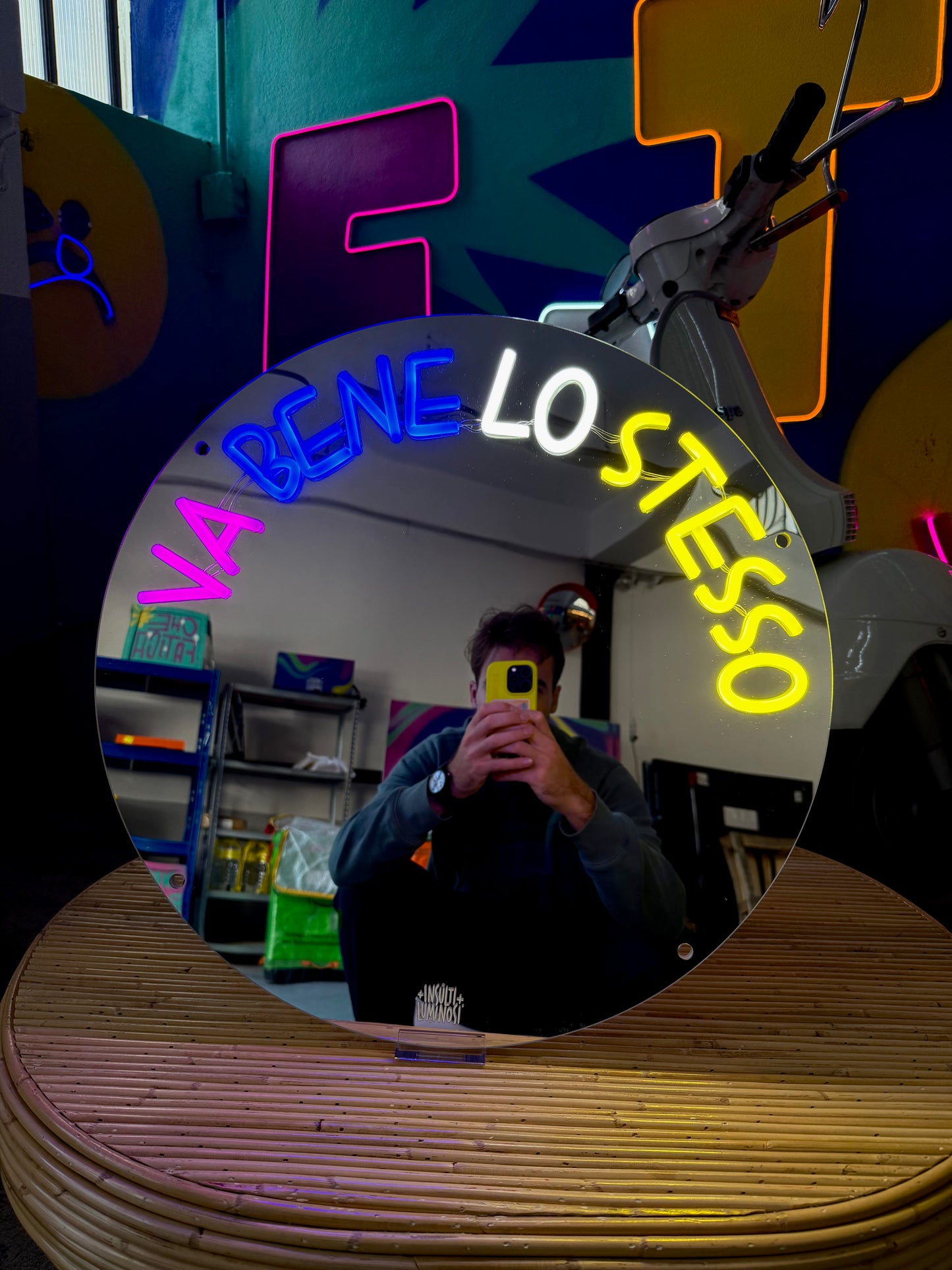 Specchio luminoso "VA BENE LO STESSO"