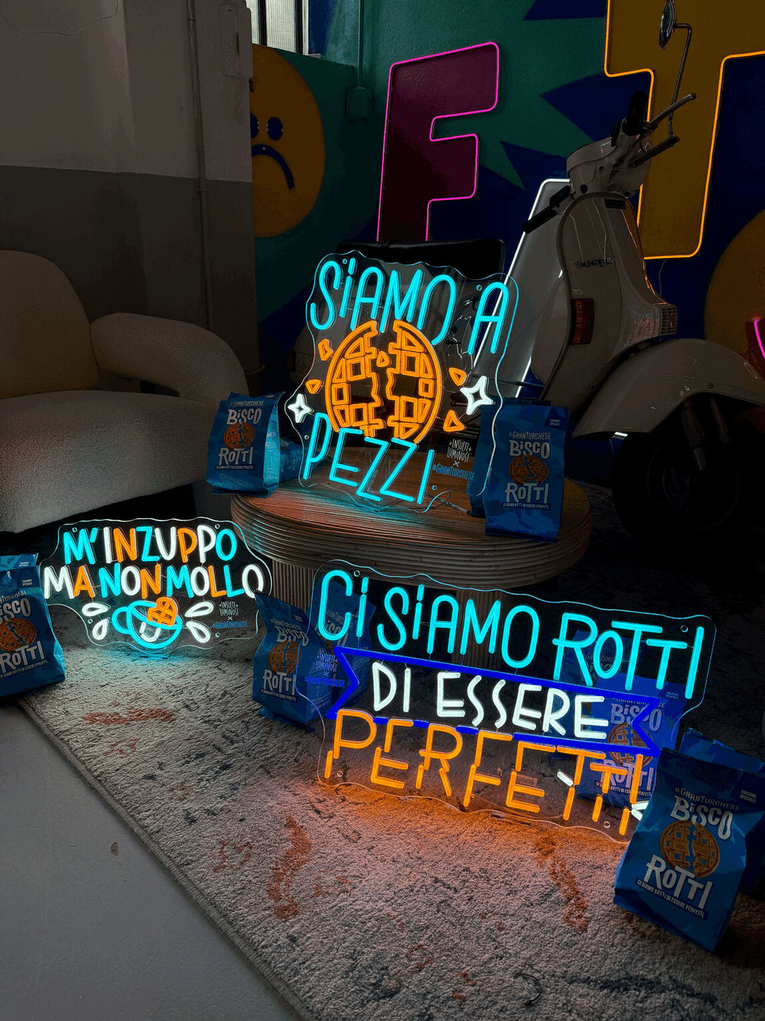 Le insegne di Insulti Luminosi per GranTurchese a tema BiscorRotti