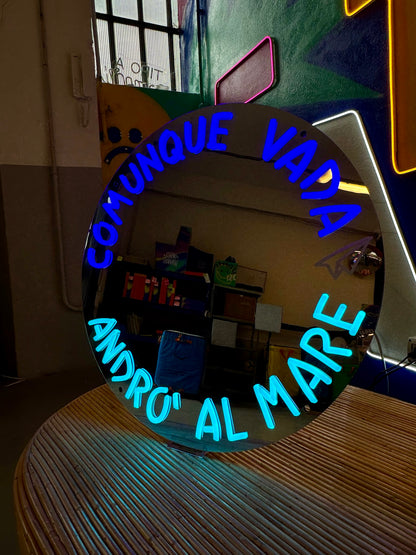 Specchio luminoso "COMUNQUE VADA ANDRÒ AL MARE"