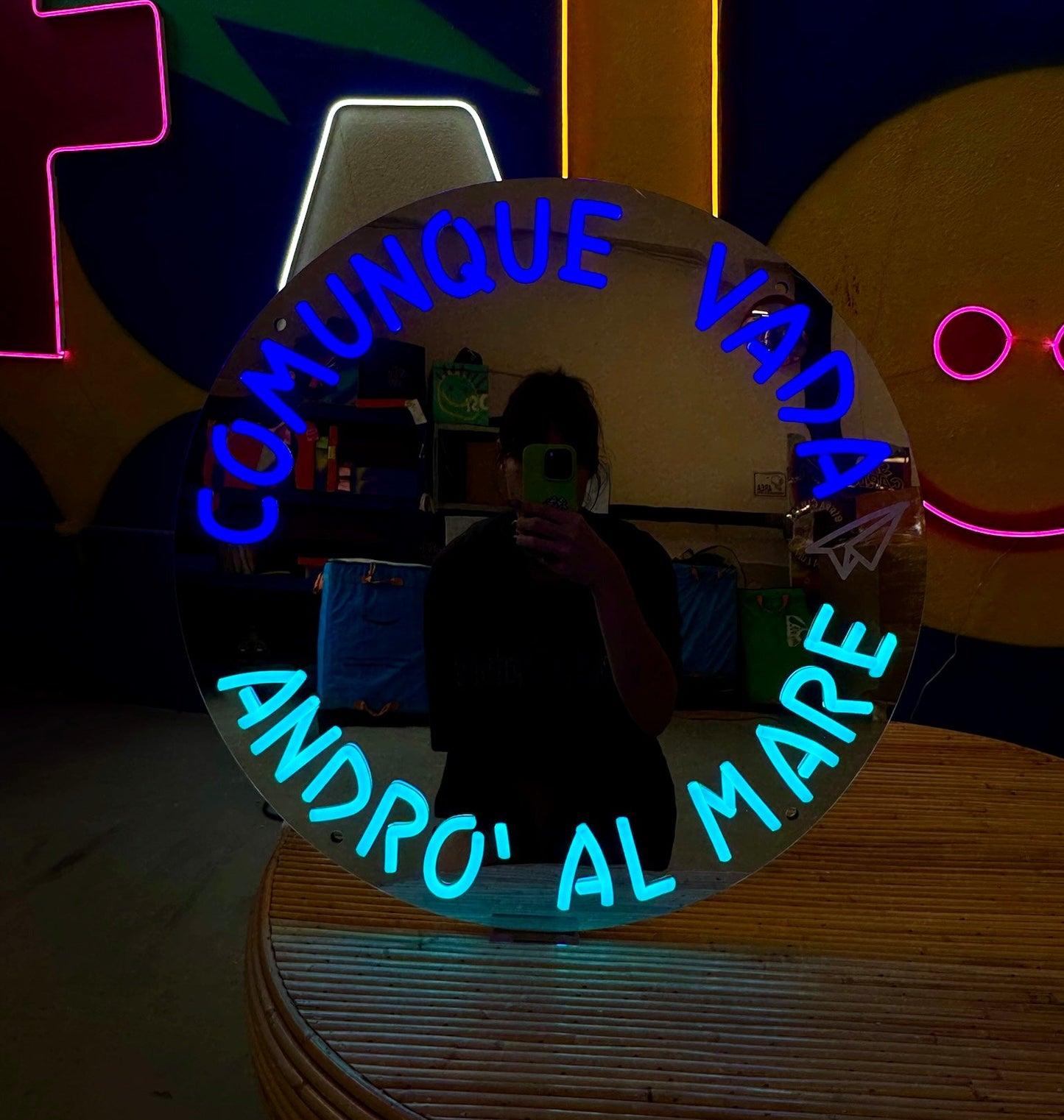 Specchio luminoso "COMUNQUE VADA ANDRÒ AL MARE"
