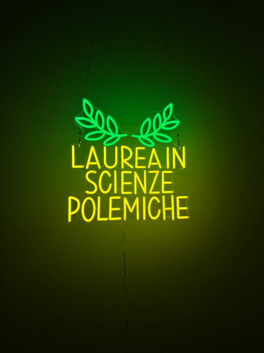 LAUREA IN SCIENE POLEMICHE (con graffi)
