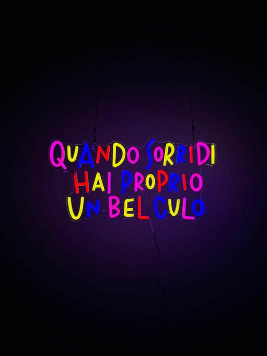 QUANDO SORRIDI HAI PROPRIO UN BEL CULO (con graffi e bruciacchiata)