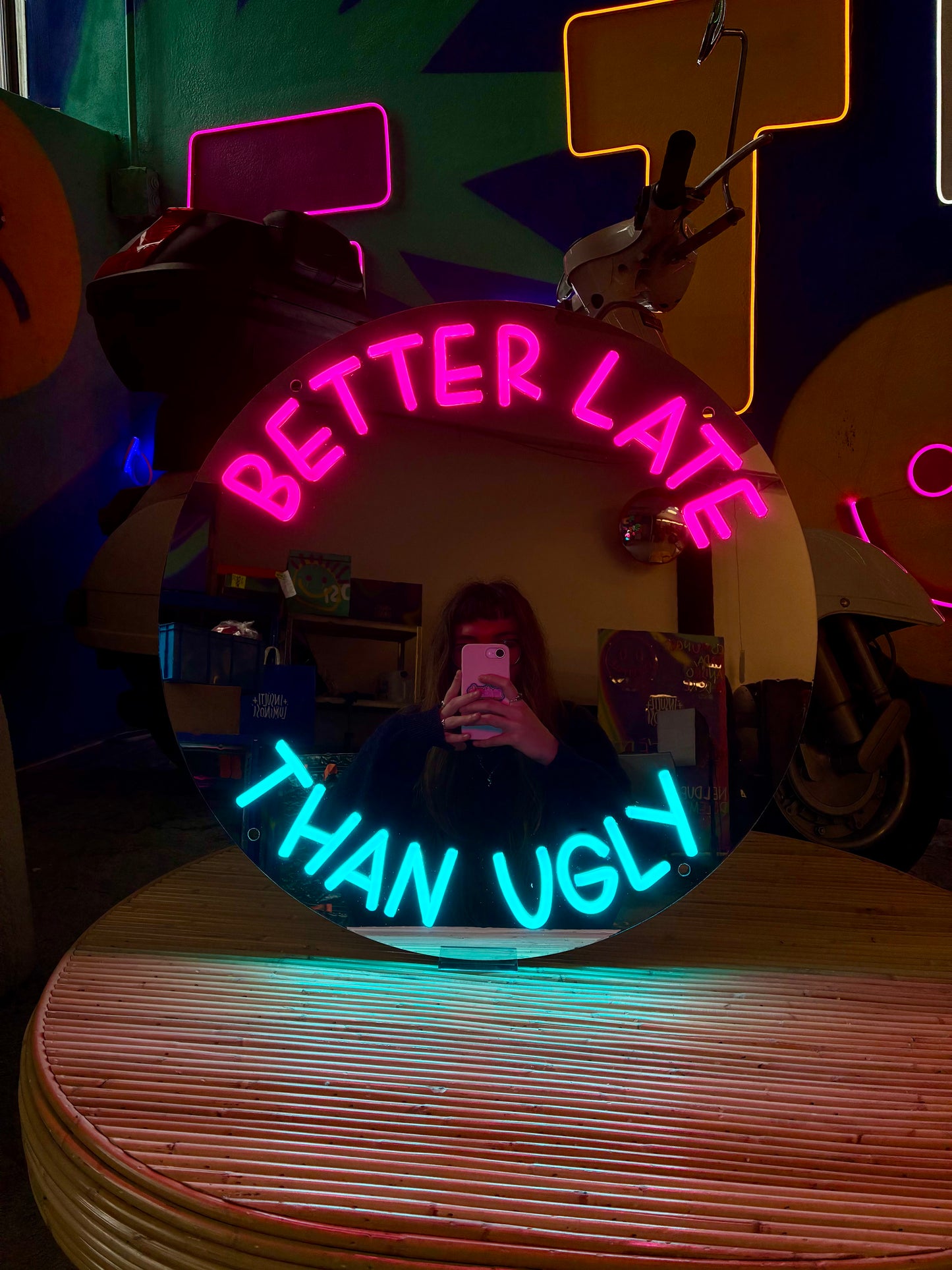 Specchio luminoso "BETTER LATE THAN UGLY"