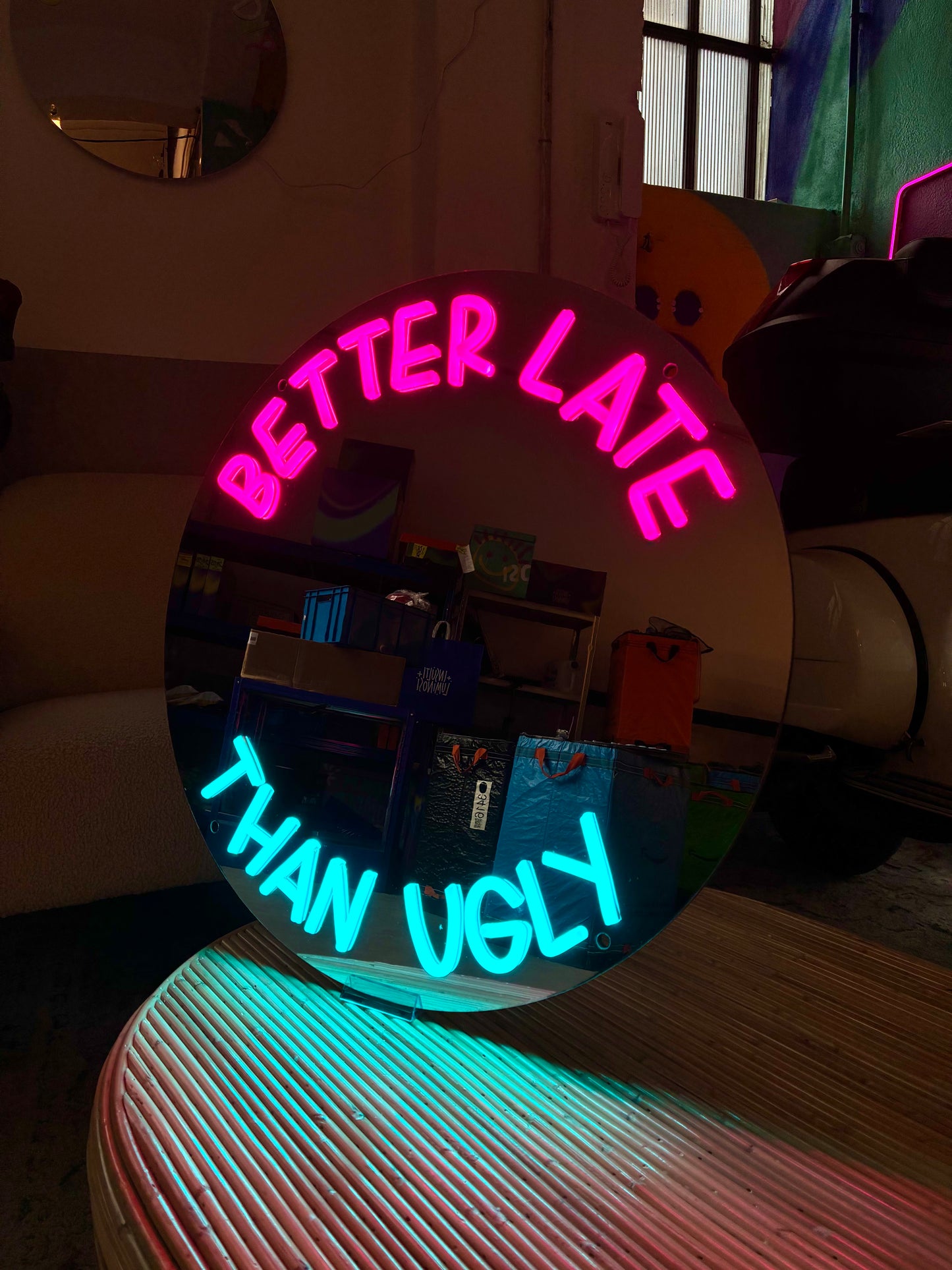 Specchio luminoso "BETTER LATE THAN UGLY"