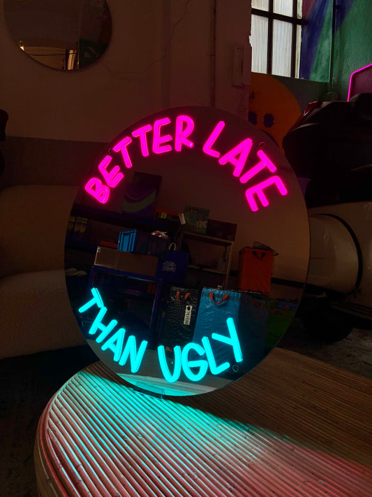 Specchio luminoso "BETTER LATE THAN UGLY"