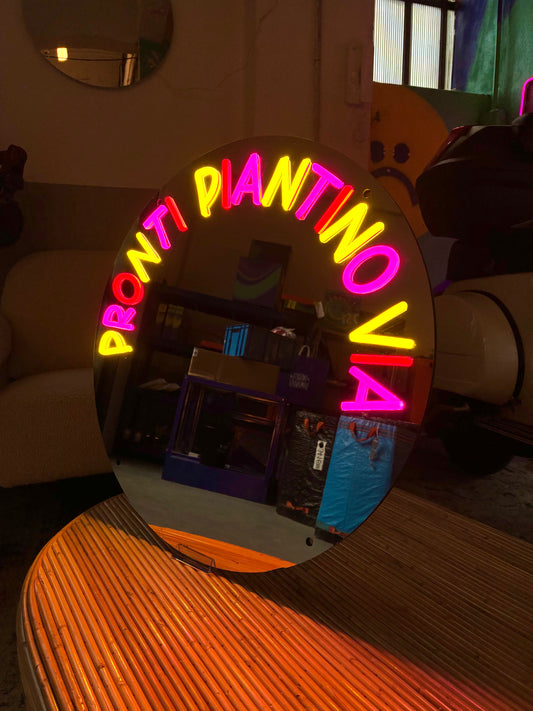 Specchio luminoso "PRONTI PIANTINO VIA"