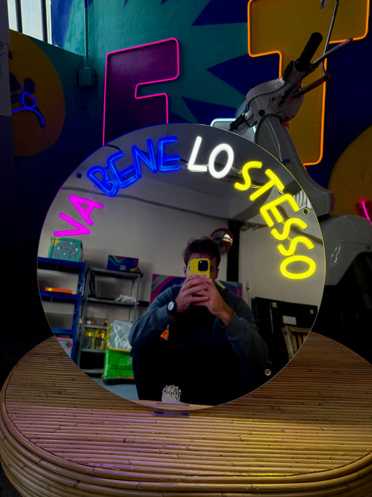 Specchio luminoso "VA BENE LO STESSO"