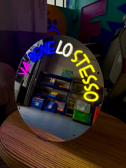 Specchio luminoso "VA BENE LO STESSO"