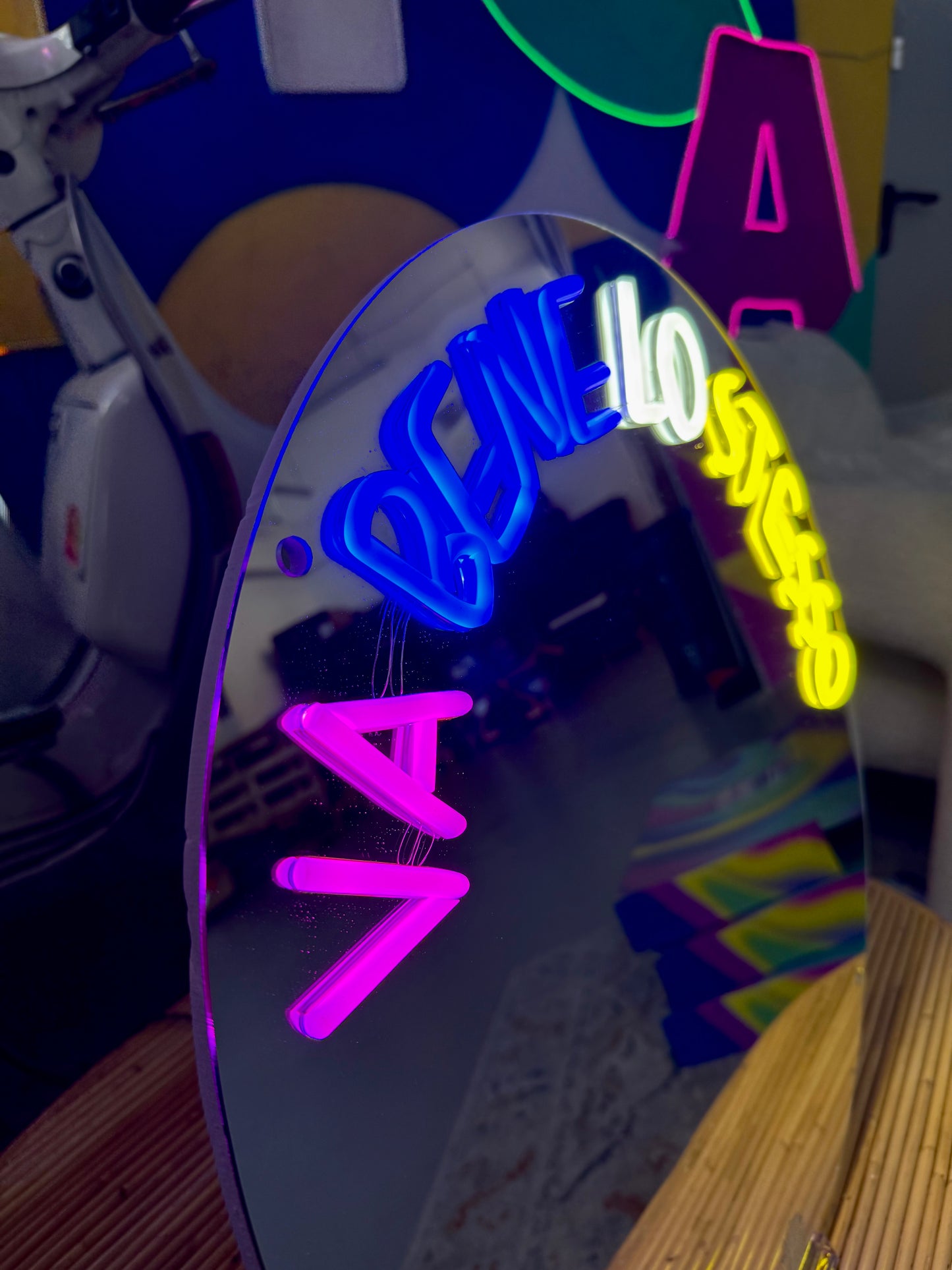 Specchio luminoso "VA BENE LO STESSO"