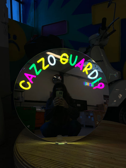 Specchio luminoso "CAZZO GUARDI?" (graffi + led bruciato)