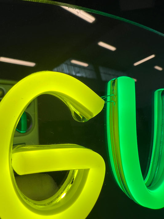 Specchio luminoso "CAZZO GUARDI?" (graffi + led bruciato)