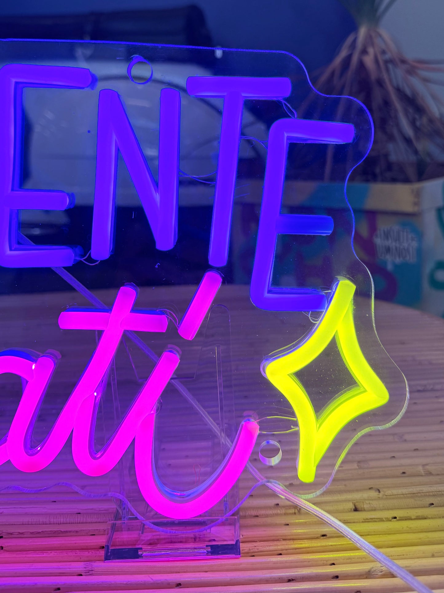 FELICEMENTE SPOSSATI (graffiata + led bruciato)