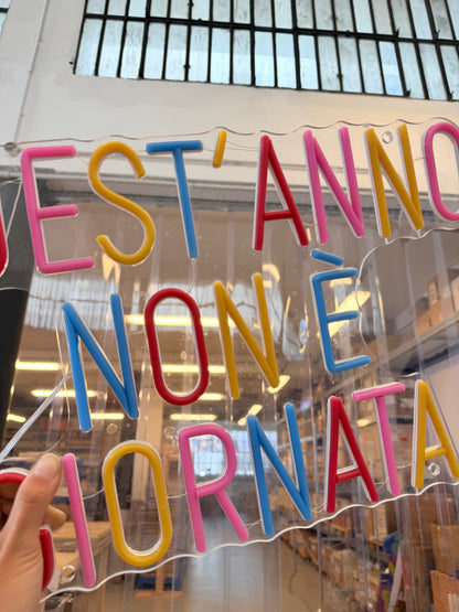 QUEST'ANNO NON È GIORNATA (graffiata + led bruciato)