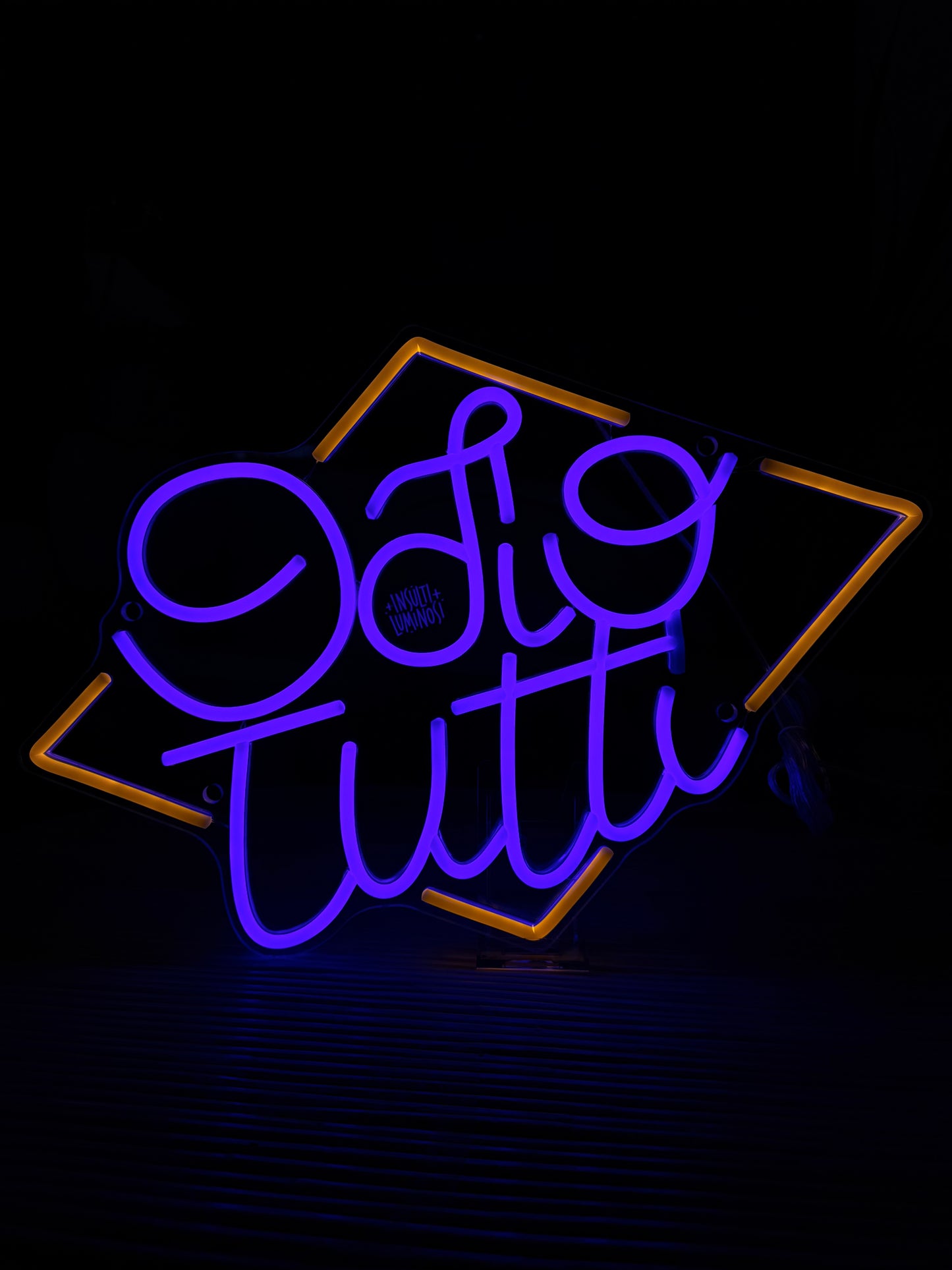 ODIO TUTTI (graffiata + led bruciato)