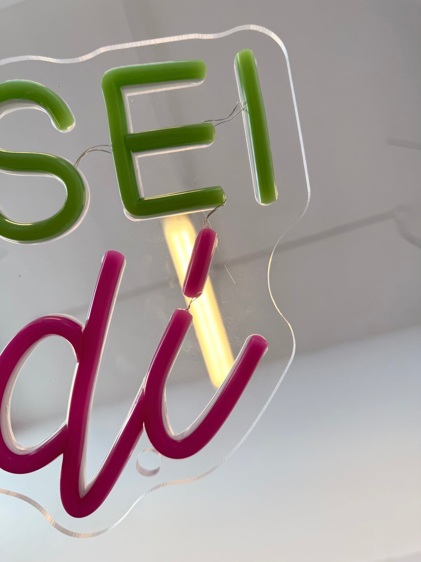 GIÀ CHE SEI IN PIEDI (graffiata + led bruciato)
