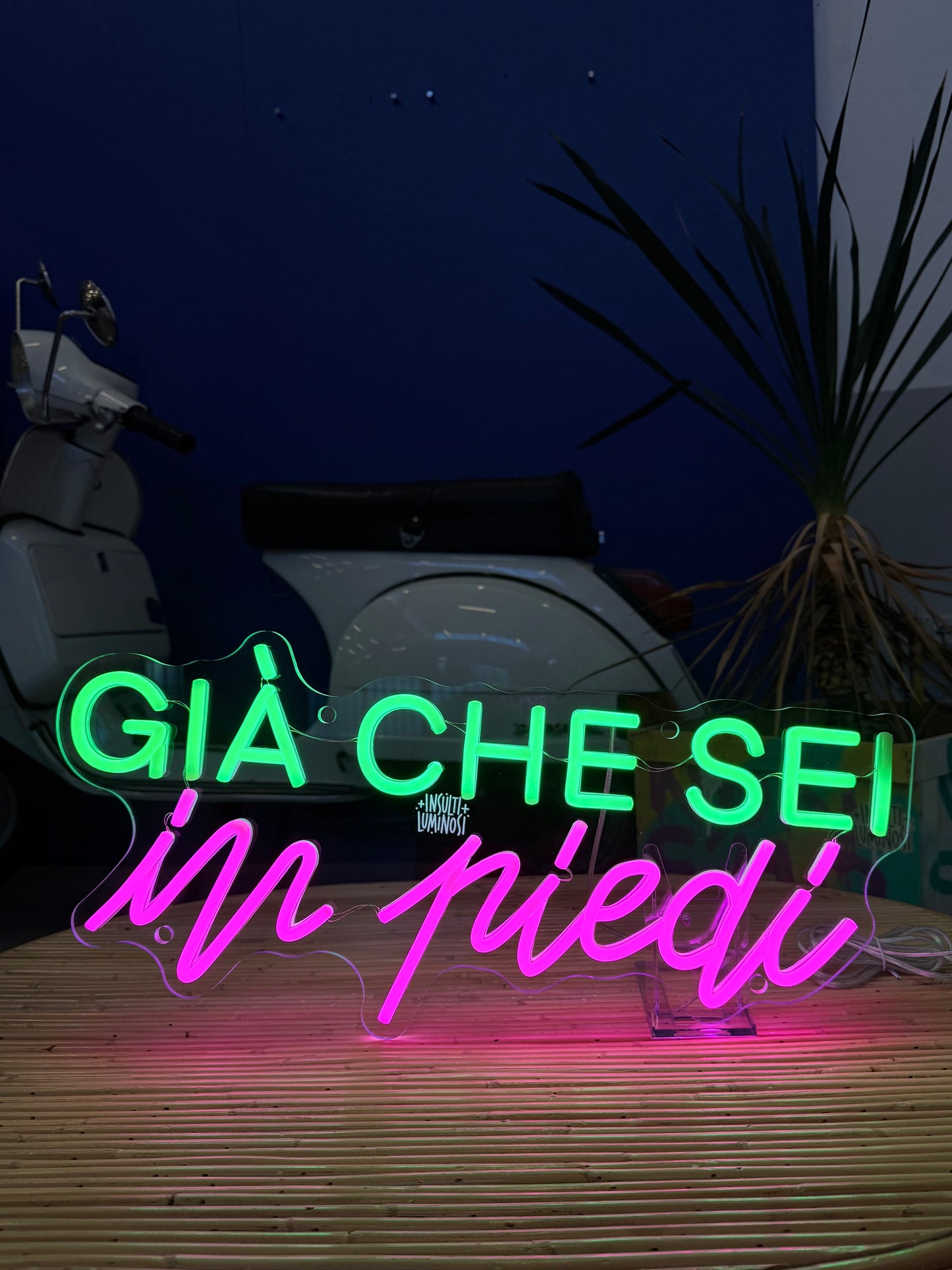 GIÀ CHE SEI IN PIEDI (graffiata + led bruciato)